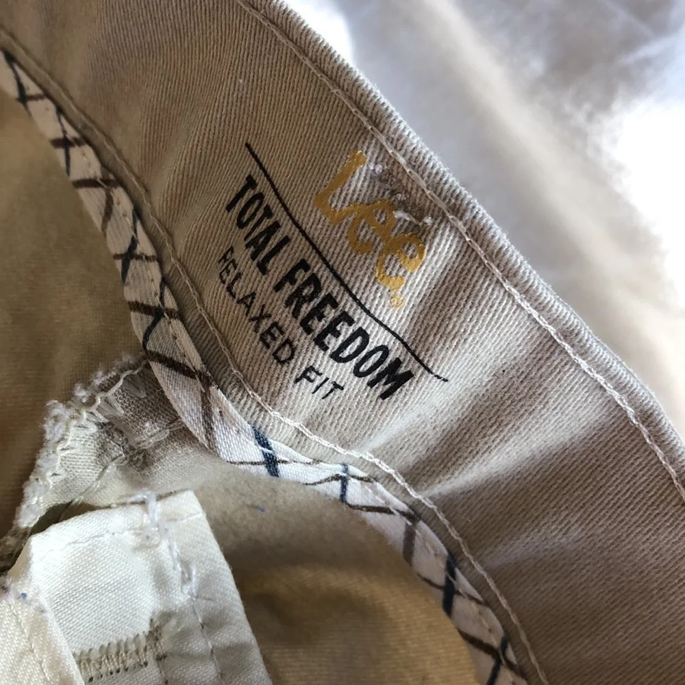 Men’s size 33x30 khakis - Picture 3 of 4